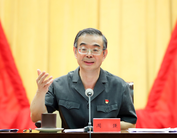 周强在最高人民法院机关党史学习教育专题党课授课时强调<br />
深入贯彻习近平法治思想<br />
坚持人民立场 践行司法为民<br />
贺荣主持 王秀峰出席